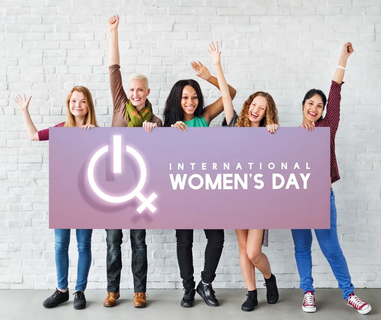 Ženske za znakom za mednarodni dan žensk 2023
