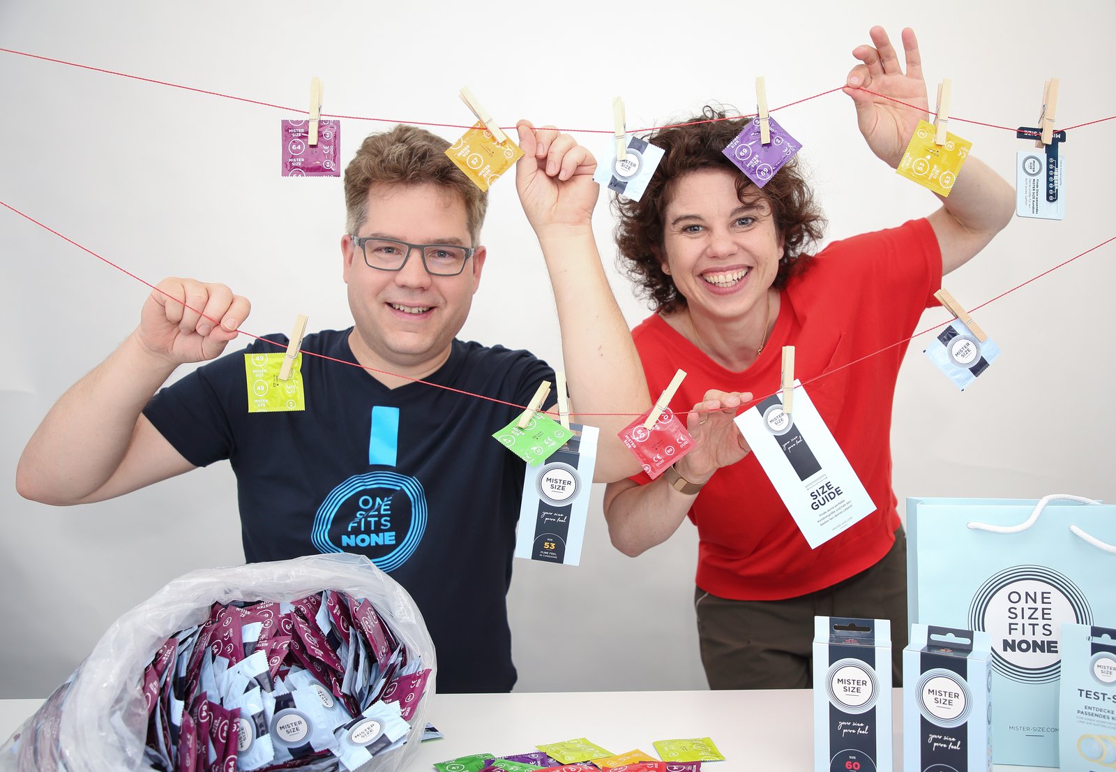 Jan in Eva Krause, direktorja podjetja Vinergy GmbH, s kondomi Mister Size