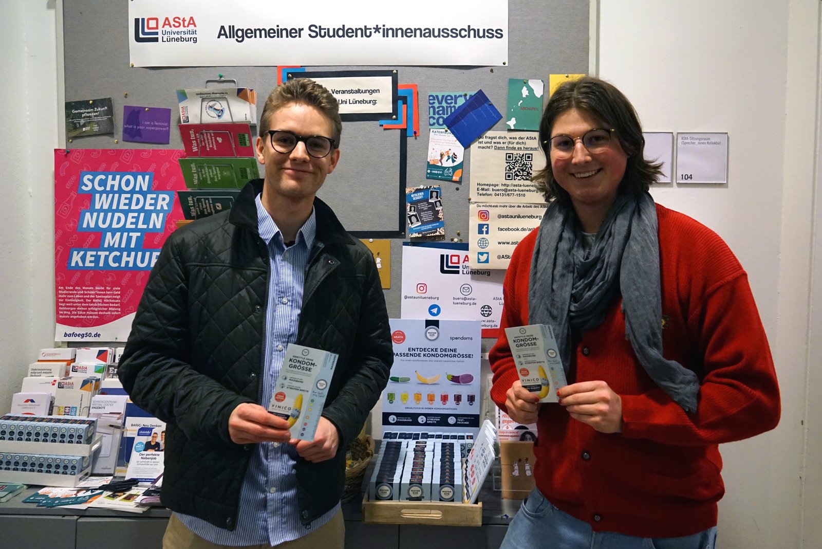 Luis iz podjetja Spondoms (levo) skupaj z Maxom iz AStA Univerze Leuphana v Lüneburgu (desno) odpre brezplačni avtomat za kondome.