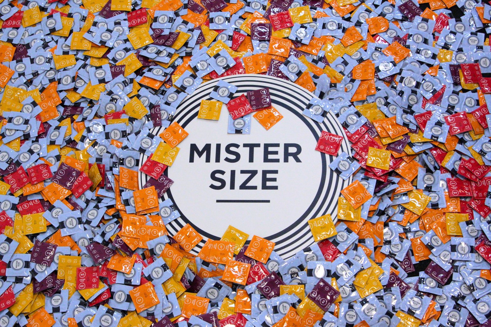Različni kondomi Mister Size z različnimi nominalnimi širinami
