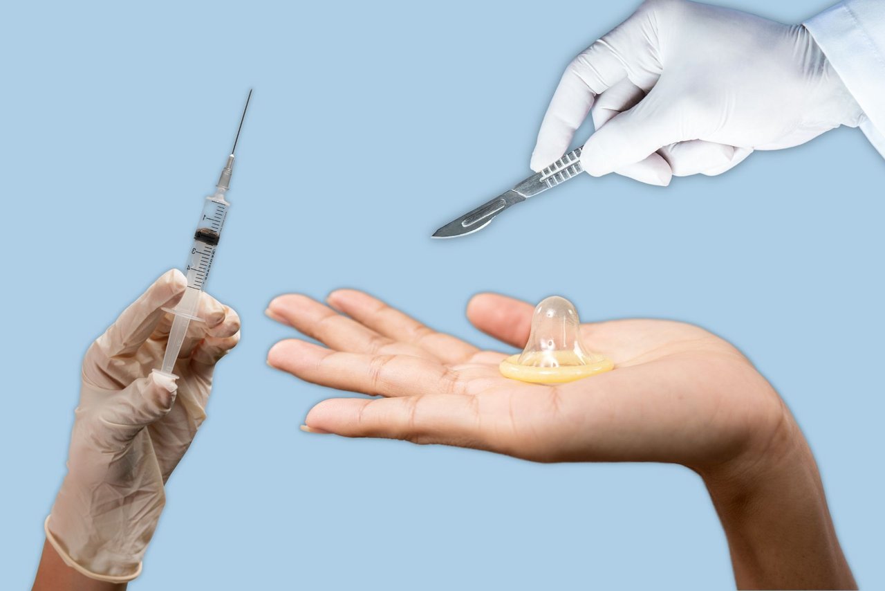 Roke, ki držijo kondom za kontracepcijo, skalpel za vazektomijo in brizgo za vazalni gel