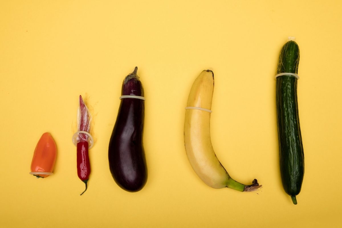 Kondomi na različno velikem sadju in zelenjavi