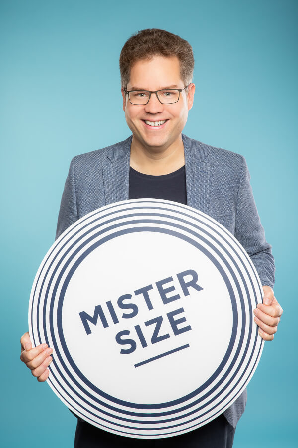 Jan Vinzenz Krause z logotipom MISTER SIZE